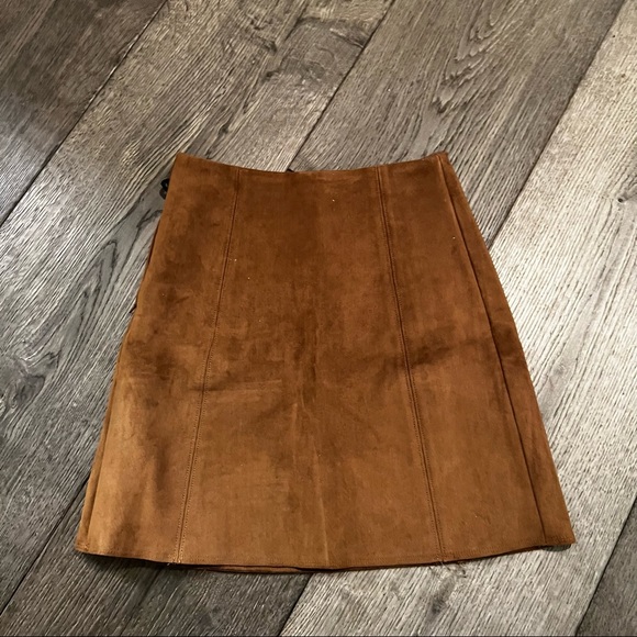 Aritzia Babaton Mini Skirt in Camel- size 00 - Picture 2 of 3